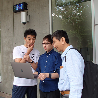 結城匡啓教授とスケートリンクでの計測風景(左から結城教授、株式会社富士通コンピュータテクノロジーズの高橋氏、二上研究員)