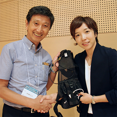 被験者のスピードスケート小平奈緒選手(左：二上研究員、右：小平奈緒選手(相澤病院))2018年9月、第25回日本バイオメカニクス学会大会にて撮影