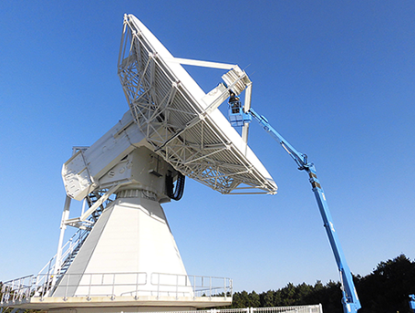 VLBI電波望遠鏡のメンテナンス風景（石岡測地観測局）