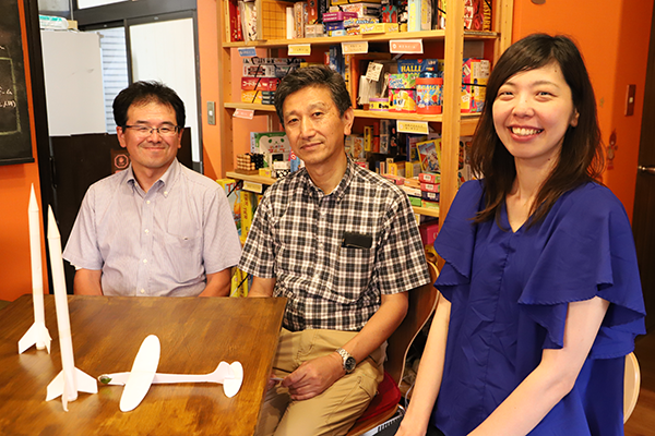 「軽井沢宇宙ロボット講座」の講師と主催者(左から國方さん、二上研究フェロー、福原さん)