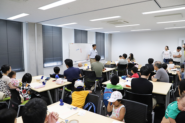 たくさんの参加者が集まりました。保護者も一緒に参加します