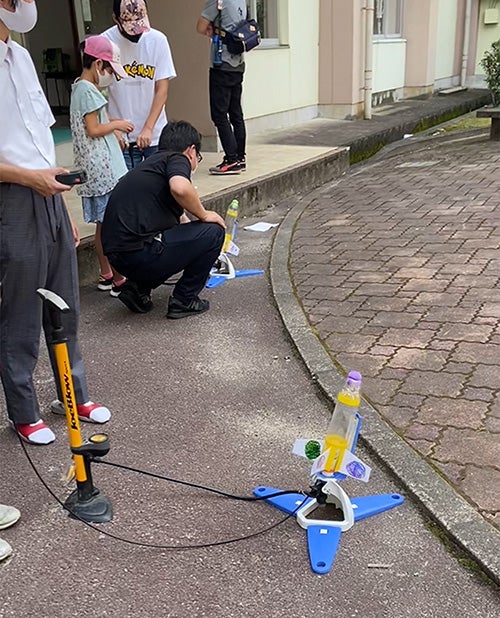 会場となった学校の中庭で行ったロケットの飛行テスト