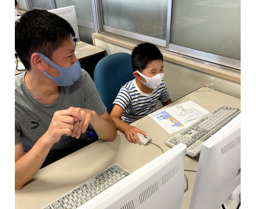 パソコンに触れ、親子で楽しくプログラミング