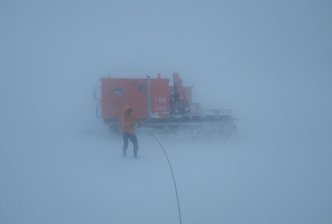 雪上車に寝泊まりしての野外観測活動。外に出るのも命がけ