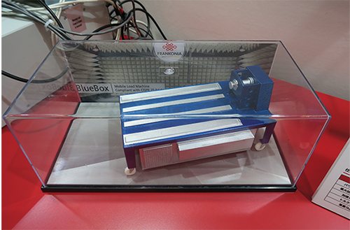 BlueBox模型。車輪がついており、簡単に電波暗室内に設置できる。