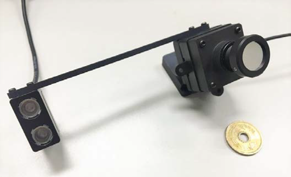 非接触式視線計測システム「Smart Eye Pro DX システム」のカメラとLED