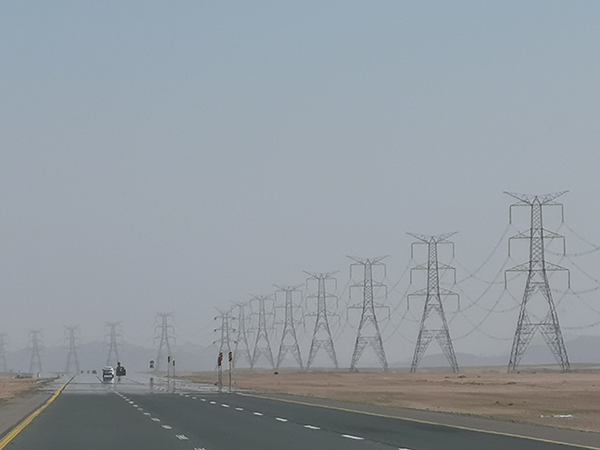 図５：砂漠を横断する道路に併走する巨大送電線