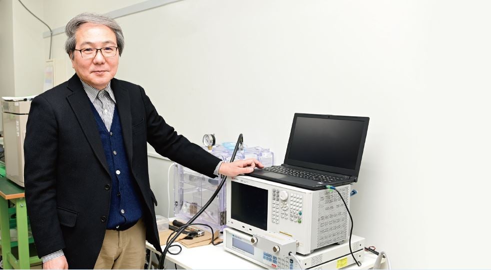 管野教授と当社開発の高周波インピーダンス測定システム